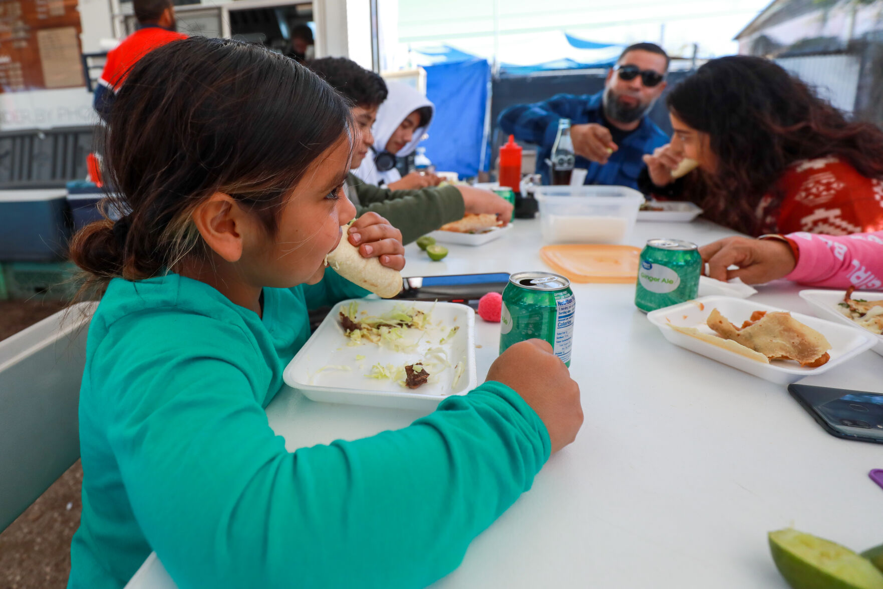 family eating at tacos el cuate de obregon
